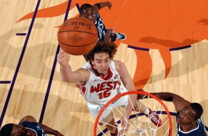 Pau Gasol anota una bandeja durante el All Star 2009 (Photo by Andrew D. Bernstein/NBAE/Getty Images)