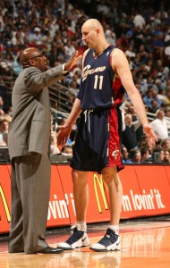 Mike Brown y Zydrunas Ilgauskas (Nathaniel S. Butler/NBAE via Getty Images)