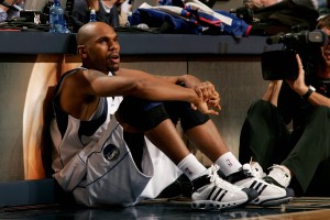 Stackhouse, saliendo desde el banquillo en los Mavs (Tim Heitman/NBAE via Getty Images)