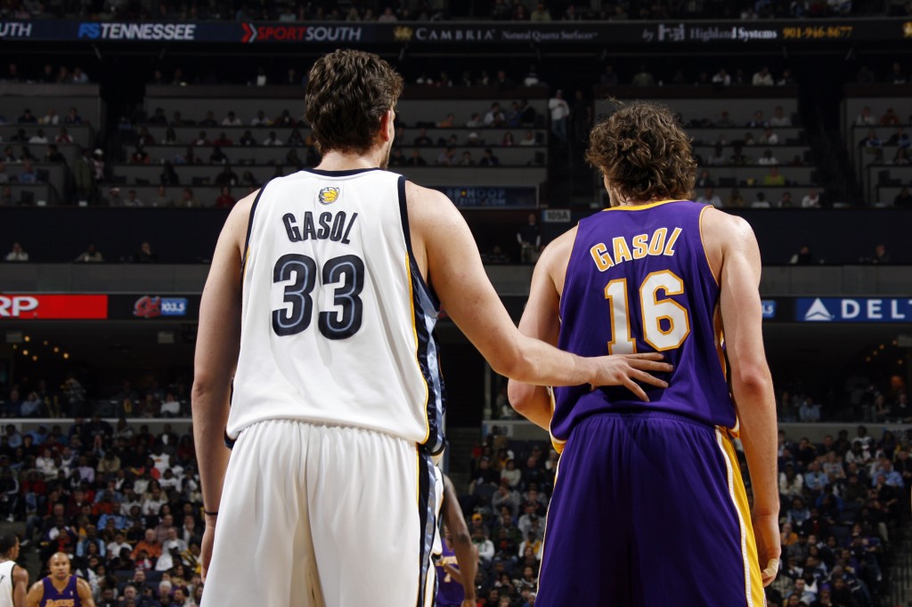 Los Gasol podrían haber vestido la camiseta contraria de no ser por el famoso "trade". Copyright 2010 NBAE (Photo by Joe Murphy/NBAE via Getty Images)