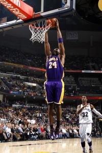 Kobe Bryant supera el récord anotador de Jerry West, anotando su punto 25.193. Copyright 2010 NBAE (Photo by Joe Murphy/NBAE via Getty Images)