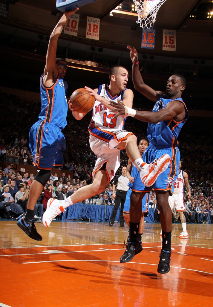 Pase en el aire de Sergio. Copyright 2010 NBAE (Photo by Nathaniel S. Butler/NBAE via Getty Images)