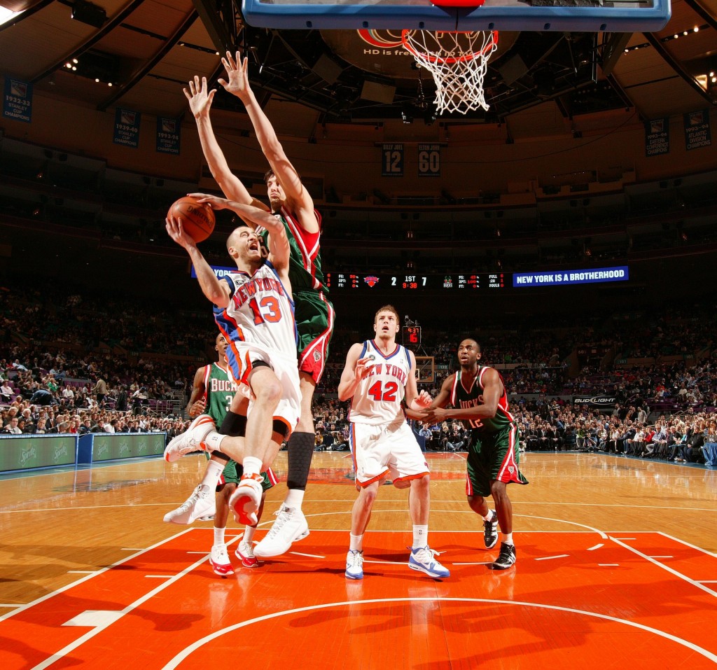 Andrew Bogut trata de taponar a Sergio Rodríguez. Copyright 2010 NBAE (Photo by Nathaniel S. Butler/NBAE via Getty Images)