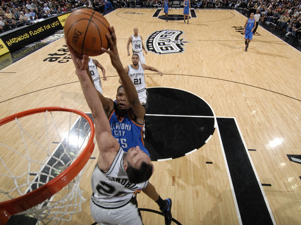 Manu Ginóbili le pone un tapón impresionante a Kevin Durant, quien se disponía a realizar un mate a dos manos. Ginóbili fue clave en la victoria de los Spurs ante los Thunder en el partido que enfrentó a ambos equipos el 24 de febrero en el AT&T Center de San Antonio