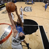 Manu Ginóbili le pone un tapón impresionante a Kevin Durant, quien se disponía a realizar un mate a dos manos. Ginóbili fue clave en la victoria de los Spurs ante los Thunder en el partido que enfrentó a ambos equipos el 24 de febrero en el AT&T Center de San Antonio