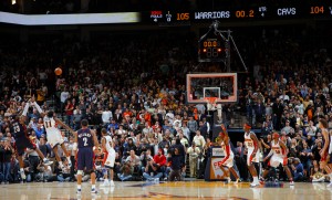 Impresionante buzzer beater de LeBron James. Copyright 2009 NBAE (Photo by Rocky Widner/NBAE via Getty Images)