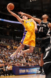 Bandeja de Jordan Farmar ante los Spurs. Copyright 2010 NBAE (Photo by Andrew D. Bernstein/NBAE via Getty Images)