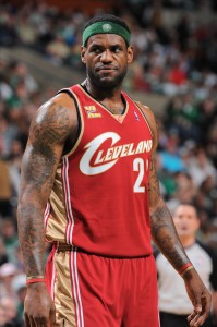 LeBron James observa. Copyright 2010 NBAE (Photo by Brian Babineau/NBAE via Getty Images)