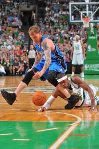 Rondo toca el balón entre las piernas de Williams. BOSTON - MAY 22: Rajon Rondo #9 of the Boston Celtics dives for the ball against Jason Williams #44 of the Orlando Magic in Game Three of the Eastern Conference Finals during the 2010 NBA Playoffs at TD Garden on May 22, 2010 in Boston, Massachusetts. NOTE TO USER: User expressly acknowledges and agrees that, by downloading and or using this photograph, User is consenting to the terms and conditions of the Getty Images License Agreement. Mandatory Copyright Notice: Copyright 2010 NBAE (Photo by Steve Babineau/NBAE via Getty Images)