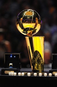 Trofeo y anillos de campeones de la NBA (Photo by Andrew D. Bernstein/NBAE via Getty Images)