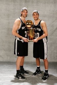 Fabri Oberto y Manu Ginóbili, campeones de la NBA (Photo by Nathaniel S. Butler/NBAE via Getty Images)