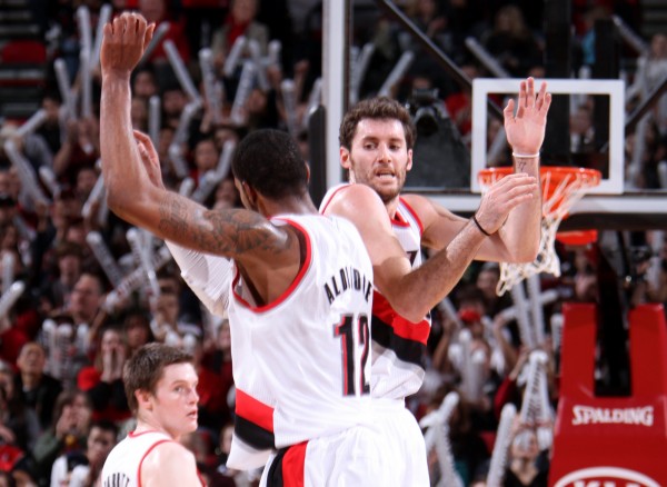 Rudy Fernández y LaMarcus Aldridge celebran una canasta. Copyright 2010 NBAE (Photo by Sam Forencich/NBAE via Getty Images)