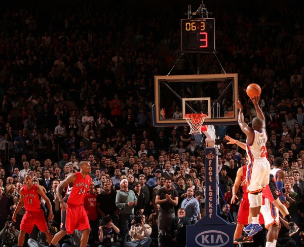 Raymond Felton lanza el triple que acabó con los Raps. Copyright 2010 NBAE (Photo by Ray Amati/NBAE via Getty Images)