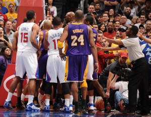 La pelea entre Lamar Odom y Blake Griffin. Copyright 2011 NBAE (Photo by Andrew D. Bernstein/NBAE via Getty Images)