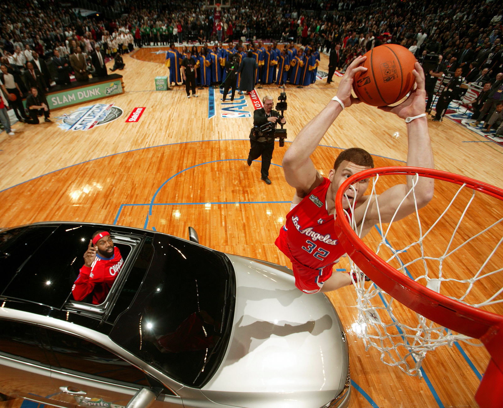 Blake Griffin dunks over a car in the dunk contest r/NBAimages