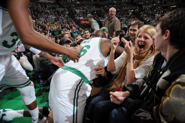 Shaquille O'Neal se ha pasado más tiempo en la grada esta temporada que sobre el parquet. Copyright 2011 NBAE (Photo by Brian Babineau/NBAE via Getty Images)