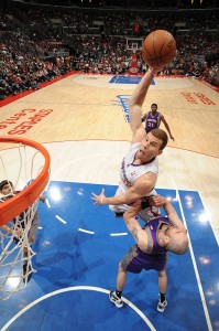 Blake Griffin comete falta en ataque sobre Marcin Gortat. Copyright 2011 NBAE (Photo by Andrew D. Bernstein/NBAE via Getty Images)