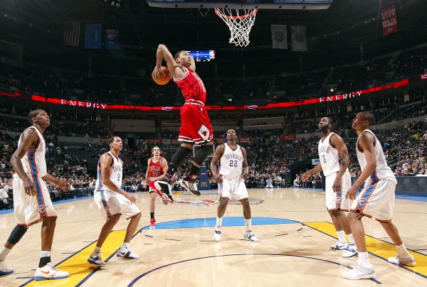 Derrick Rose finaliza con un mate espectacular ante los cinco jugadores de los Oklahoma City Thunder. Copyright 2010 NBAE (Photo by Layne Murdoch/NBAE via Getty Images)