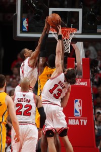 Impresionante tapón de Rose a Hibbert (Photo by Gary Dineen/NBAE via Getty Images)