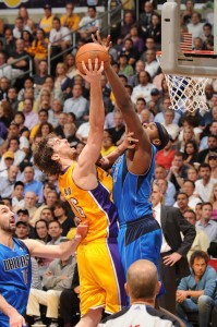 Gasol recibe un tapón de Haywood. Copyright 2011 NBAE (Photo by Andrew D. Bernstein/NBAE via Getty Images)