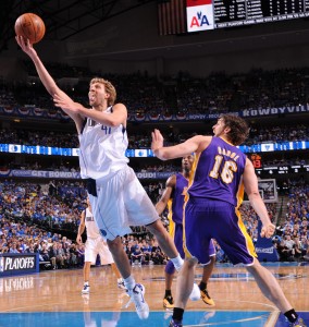 Gasol se vio superado por Nowitzki. Copyright 2011 NBAE (Photo by Andrew D. Bernstein/NBAE via Getty Images)