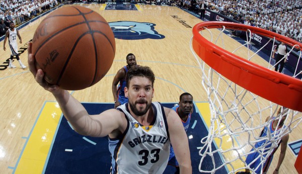 Marc Gasol anota. Copyright 2011 NBAE (Photo by Layne Murdoch/NBAE via Getty Images)