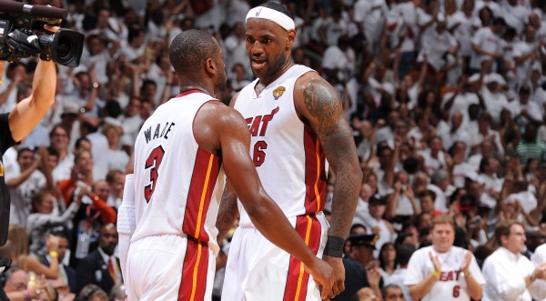 LeBron James y Dwyane Wade celebraron antes de tiempo. Copyright 2011 NBAE (Photo by Andrew D. Bernstein/NBAE via Getty Images)